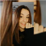 Profesora de 18 años, imparte clase de cualquier materia